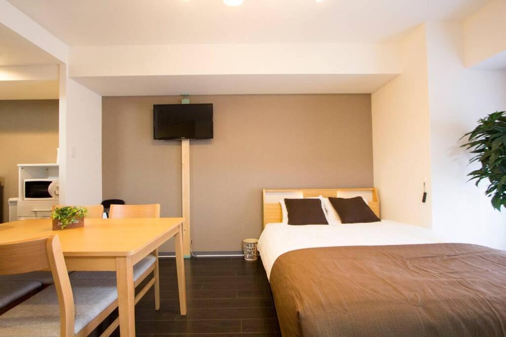 ようこそ札幌へ! 大通公園まで地下鉄10分 定員6名 Firetv完備 1階はセコマ Apartment Luaran gambar